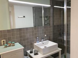 y baño con lavabo y ducha con espejo. en Ferienwohnung für 2 Personen ca 25 qm in Njivice, Kvarner Bucht Krk - b62574, en Njivice