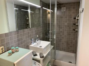 y baño con lavabo, ducha y espejo. en Ferienwohnung für 2 Personen ca 25 qm in Njivice, Kvarner Bucht Krk - b62574, en Njivice