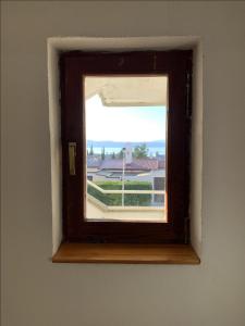una ventana en una pared con vistas a un edificio en Ferienwohnung für 2 Personen ca 25 qm in Njivice, Kvarner Bucht Krk - b62574, en Njivice