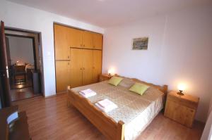 1 dormitorio con 1 cama con 2 lámparas en Ferienwohnung für 7 Personen ca 110 qm in Njivice, Kvarner Bucht Krk, en Njivice