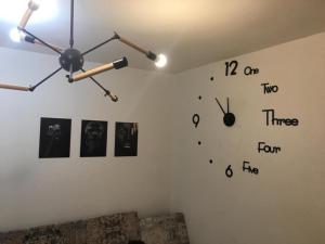 eine Uhr an der Wand im Wohnzimmer in der Unterkunft Tavira Resort in Ras Sudr