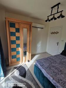 Tavira Resort في رأس سدر: غرفة نوم بسرير وخزانة خشبية