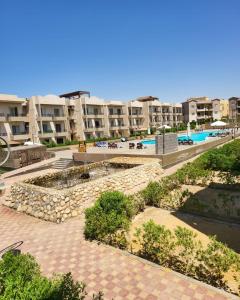 ein Apartmentkomplex mit einem Pool und Gebäuden in der Unterkunft Tavira Resort in Ras Sudr
