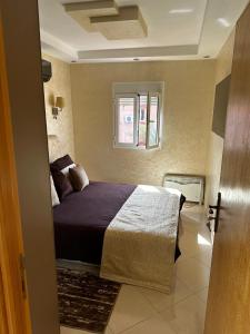sypialnia z łóżkiem i oknem w obiekcie Riad Jad - Sweet Duplex Appartement w Marakeszu