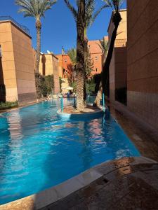 basen z palmami na dziedzińcu w obiekcie Riad Jad - Sweet Duplex Appartement w Marakeszu