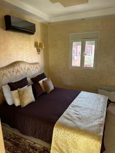 Un dormitorio con una cama grande y una ventana en Riad Jad - Sweet Duplex Appartement en Marrakech