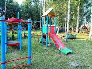 Area permainan anak di Ferienhaus in Bobolin mit Garten, Grill und Terrasse
