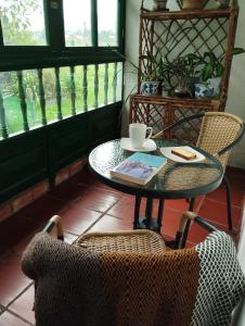 a table and chairs in a room with a coffee cup at Alojamiento Rural San Antonio in Ubaté