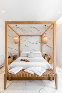 una camera da letto con un grande letto con asciugamani di ELAIA HOME a Galini
