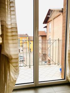 a window with a view of a courtyard at Casa Langhetto in Grinzane Cavour