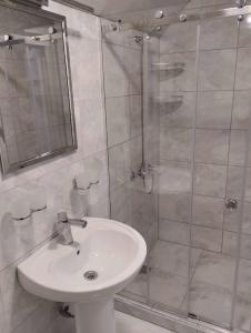 Guest house number 1的一间浴室