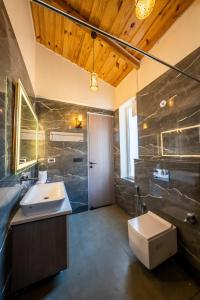 łazienka z umywalką i toaletą w obiekcie sunset villa w mieście Nainital
