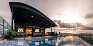 un bâtiment avec une piscine au-dessus dans l'établissement Holiday Inn Bucaramanga Cacique by IHG, à Bucaramanga