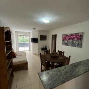 een keuken en een woonkamer met een tafel en een bank bij Jardines De Oro in Cordoba