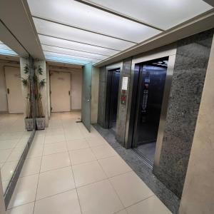 un pasillo vacío en un edificio de oficinas con ascensor en Jardines De Oro en Córdoba