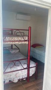 Habitación pequeña con 2 literas y 1 cama en Casa con alberca privado cómoda, en Tampico