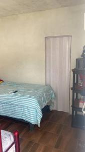 1 dormitorio con 1 cama y puerta en una habitación en Casa con alberca privado cómoda, en Tampico