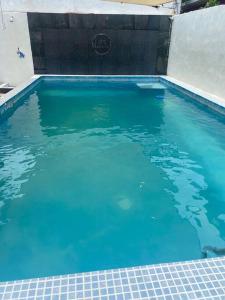 una piscina de agua azul y un suelo de baldosa en Casa con alberca privado cómoda, en Tampico