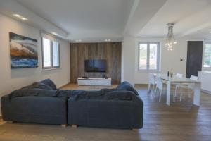 a living room with a couch and a table at Luxury Apartment Val di Monte in Malcesine