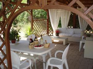 ein weißer Tisch und Stühle mit Wein und Käse drauf in der Unterkunft Studio für 4 Personen  1 Kind ca 80 qm in Pievescola, Toskana Provinz Siena in Casole dʼElsa