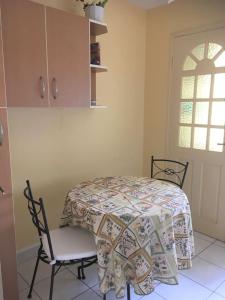 Postel nebo postele na pokoji v ubytování Appartement charmant à Saint-Denis avec vue sur la mer - 43 m²