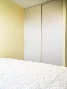 Appartement charmant à Saint-Denis avec vue sur la mer - 43 m²房間的床