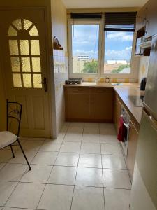 Appartement charmant à Saint-Denis avec vue sur la mer - 43 m²廚房或簡易廚房
