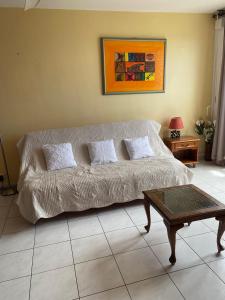 Appartement charmant à Saint-Denis avec vue sur la mer - 43 m²房間的床