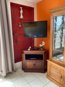 Appartement charmant à Saint-Denis avec vue sur la mer - 43 m²電視和／或娛樂中心