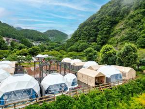 un groupe de dômes dans une vallée avec des montagnes dans l'établissement ＳＰＲＩＮＧＳ ＶＩＬＬＡＧＥ - Vacation STAY 67348v, à Oyama