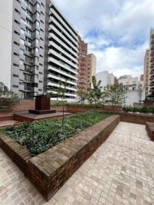 un jardín en una ciudad con edificios altos en Jardines De Oro en Córdoba