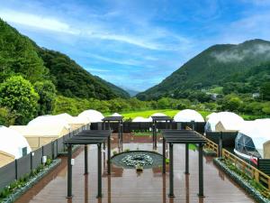 a view of a resort with mountains in the background at ＳＰＲＩＮＧＳ ＶＩＬＬＡＧＥ - Vacation STAY 67025v in Oyama