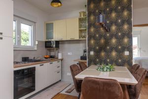 Kuchyň nebo kuchyňský kout v ubytování GOLDY GREEN + 14 fotografií