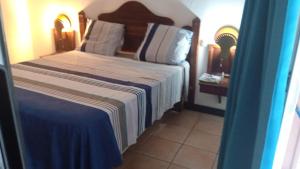a small bedroom with a bed with at studio francelu in Sainte-Anne
