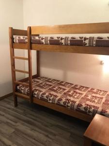a couple of bunk beds in a room at Résidence Soleil - 2 Pièces pour 5 Personnes 181 in Vénosc
