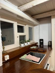 une cuisine avec un comptoir et une fenêtre dans l'établissement Unique Room in Plaka, à Athènes