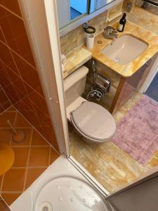 Kúpeľňa v ubytovaní Big apartment with terrace & central location