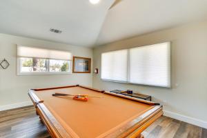 Quiet Redding Getaway about 7 Mi to Downtown! biliárdasztala