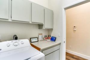 A kitchen or kitchenette at Quiet Redding Getaway about 7 Mi to Downtown!