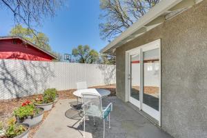 A balcony or terrace at Quiet Redding Getaway about 7 Mi to Downtown!