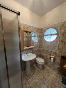 een badkamer met een toilet en een wastafel bij Casa46 in Costa Volpino
