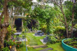 un jardín frente a una casa con árboles en Samara Guest inn, en Wellawaya