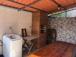 Dapur atau dapur kecil di Casa Exclusiva a 400 Metros da Praia em Manguinhos - Condomínio com Vigilância 24hs