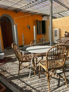 d'une terrasse avec une table et des chaises. dans l'établissement Carlitos MAISON, à Pise