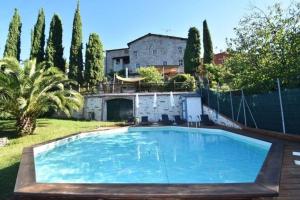 בריכת השחייה שנמצאת ב-Ferienhaus mit Privatpool für 8 Personen ca 120 qm in Chiatri, Toskana Provinz Lucca או באזור