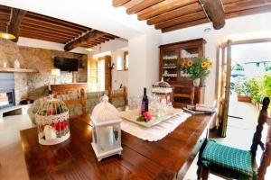 a dining room with a table with bird cages on it at Ferienwohnung für 4 Personen ca 55 qm in Palmata, Toskana Provinz Lucca in Ciciana