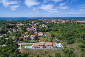 - une vue aérienne sur un grand domaine avec des maisons dans l'établissement Ferienhaus Luca, à Poreč