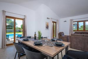- une salle à manger avec une table et des chaises en bois dans l'établissement Ferienhaus Luca, à Poreč