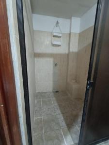 La salle de bains est pourvue d'une douche, de toilettes et d'une porte. dans l'établissement 25. Olas y Mar, à La Libertad