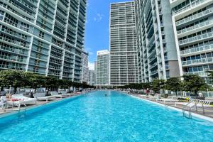マイアミにある2B2B w Water View - FREE Parking - Pool - Lux Spaの高層ビルが立ち並ぶ都市の大型スイミングプール